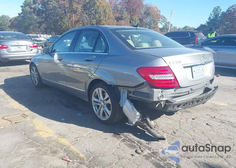 2012 Mercedes-Benz C 250 Luxury z USA, uszkodzony, nr VIN WDDGF4HB2CR230901